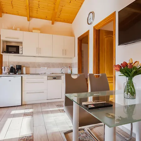 Apartment Hullam Nyaralo
